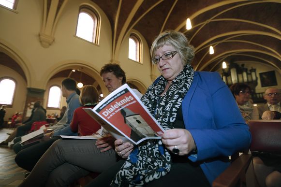 Brusselse Pastoor Draagt Laatste Dialekmes Voor Hoeselt In De
