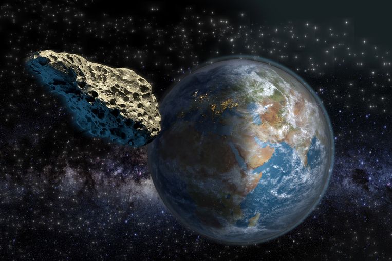 Een asteroïde scheert rakelings langs de aarde (ter illustratie)