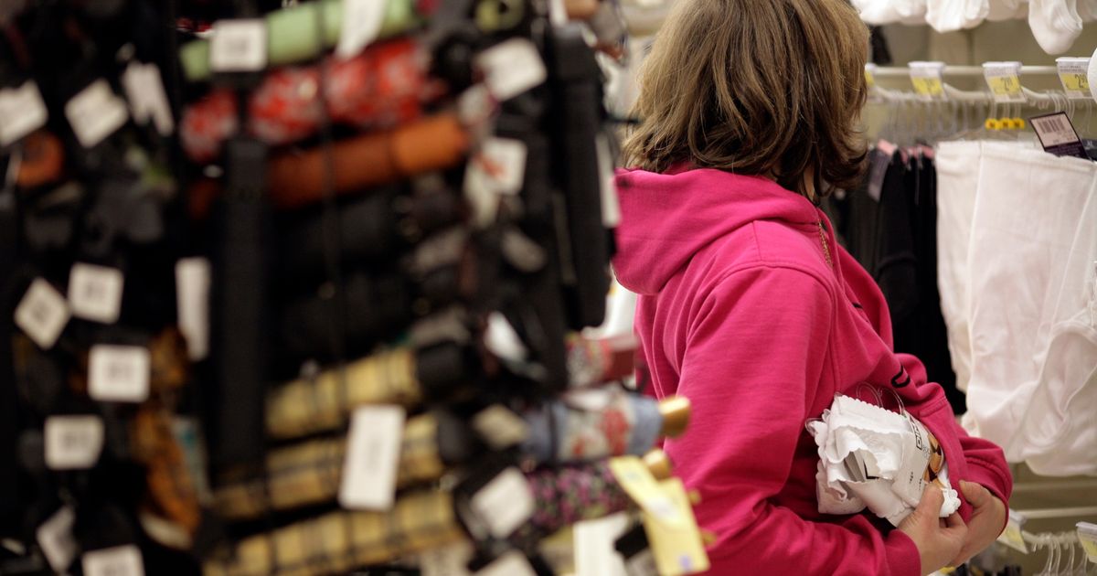 ворует в супермаркете. украл одежду у девушки. украл одежду у девушки. женщина ворует в магазине. кража одежды из магазина.