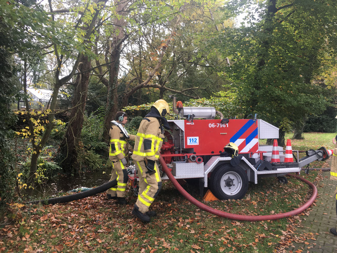 De brandweer pompt water uit de Klarenbeek bij de brand bij Krepel.