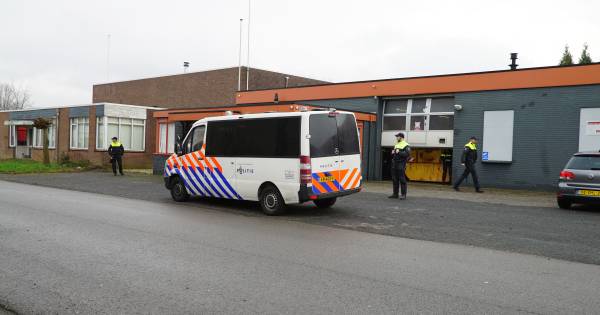 Politie doet inval in woonwagenkamp Deventer om wapens. @BLIKOPENER3331