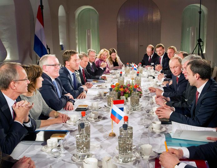 In 2013 vierden Nederland en Rusland hun al vier eeuwen lange relatie met onder meer dit officiële diner in Amsterdam waarbij het voltallige kabinet Rutte aanschoof. Ook toen waren de betrekkingen al flink bekoeld door diverse akkefietjes.