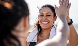 “Niet weglachen, niet terugkaatsen.” Zo neem je complimenten het best in ontvangst op Complimentendag