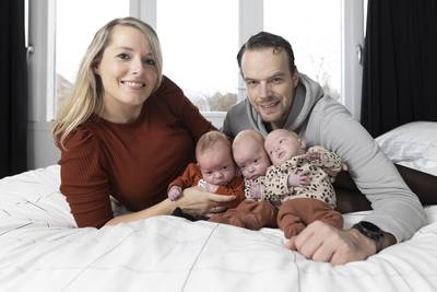 De drieling van Michiel en Rianne werd veel te vroeg geboren: ‘Het zijn 3 wondertjes’