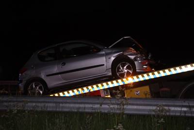Auto botst tegen bestelbus op A2