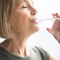 Hoe warm water drinken je kan helpen om regelmatiger te poepen