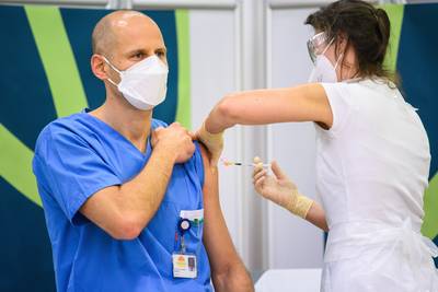 Vlaamse antivax-artsen blijven voorlopig ongemoeid