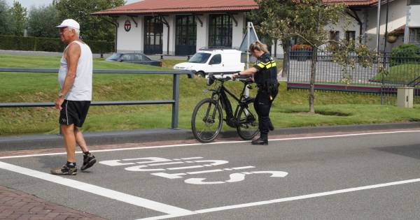 Elektrische mountainbike botst tegen stilstaande vrachtwagen voor slagboom in Wijk en Aalburg - BD.n