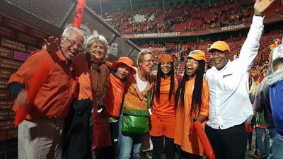 Jubelende Oranjefans kijken reikhalzend uit naar EK-finale