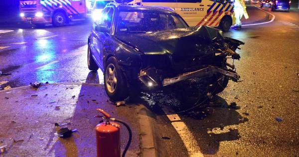Auto's botsen op elkaar bij Velddriel en lopen veel schade op - BD.nl