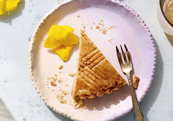 Onweerstaanbare boterkoek met zwarte thee
