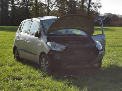 Auto over de kop gevlogen op N741 in Delden