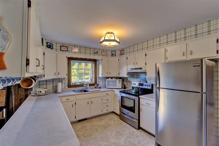 BINNENKIJKEN. In deze villa hield Ghislaine Maxwell zich al die tijd