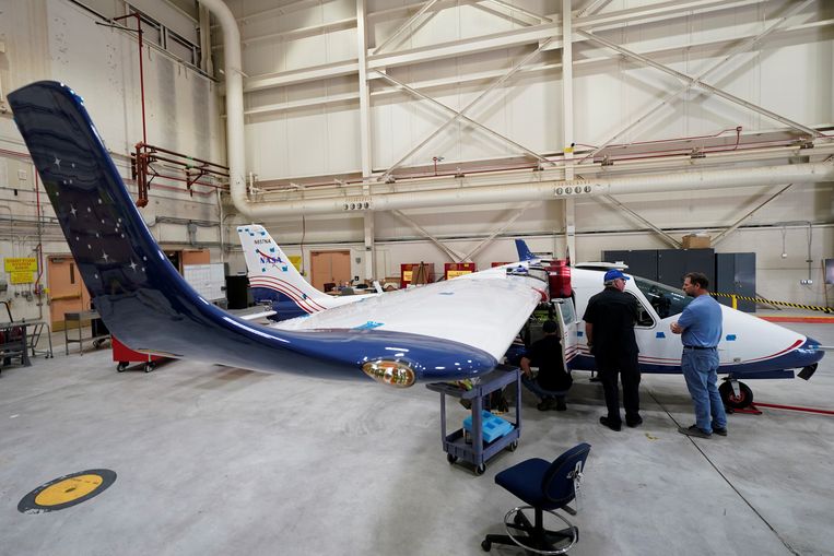 Techniekers werken aan het eerste volledig elektrische vliegtuig van NASA.