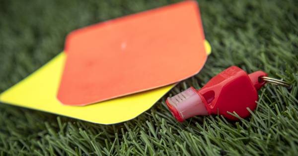 Scheidsrechter: niets gezien van schop tegen hoofd bij massale vechtpartij amateurvoetbal.