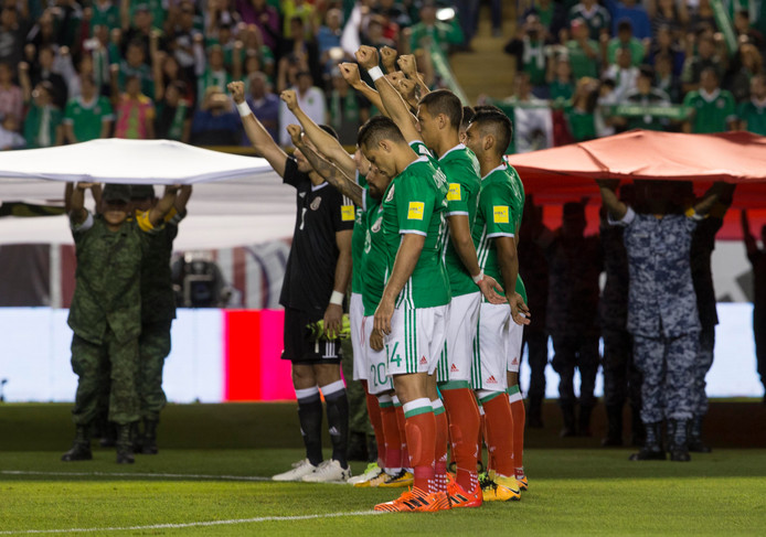 De spelers van Mexico eren de slachtoffers van de aardbeving op 19 september.