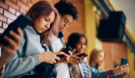 Bestsellerauteur Jonathan Haidt: ‘Het internet staat vol met jonge mensen die zeggen dat sociale media hen kapot hebben gemaakt’