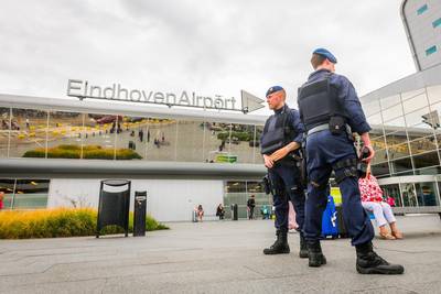 Onderzoek op Eindhoven Airport na ‘informatie vanuit België’: veel passagiers moesten in vliegtuig blijven