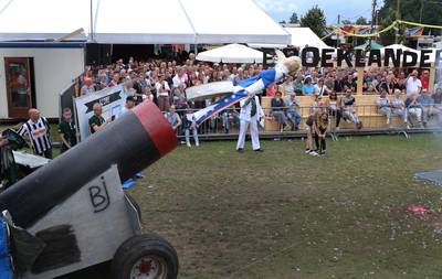 Streep door katapult-stunt Zwarte Cross