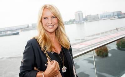 Tante Linda 'in tranen' om geboorte van Johnny jr.