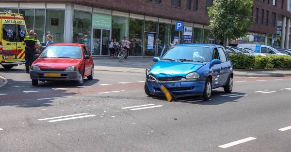 Twee auto's botsen hard tegen elkaar in Velp, maar geen gewonden