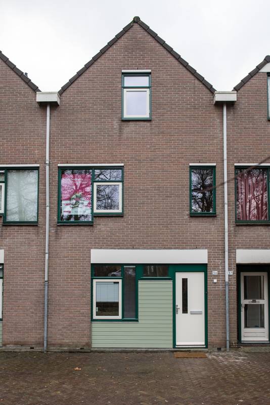 Aan het exterieur van de huurwoning in de Enschedese buurt Transburg is te zien dat deze uit 1982 stamt, de duurzame snufjes zijn vooral verstopt onder de vloer.