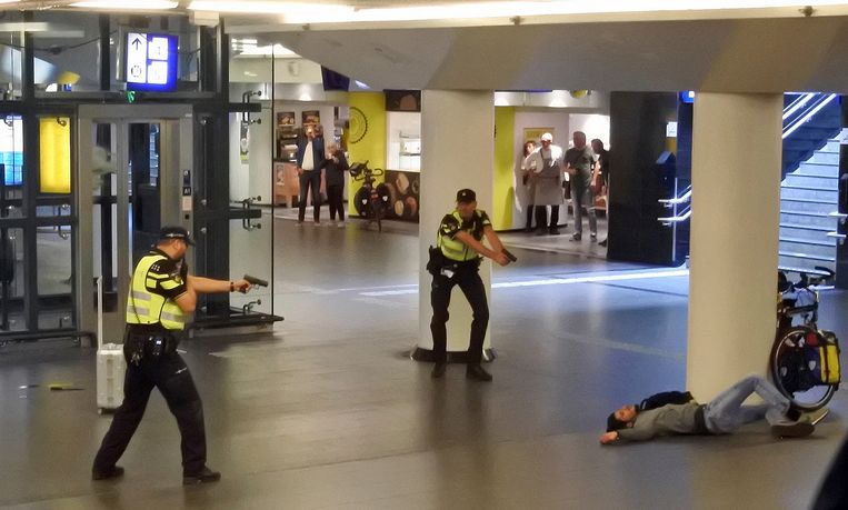 Dader van steekpartij in Amsterdam-Centraal was niet ...