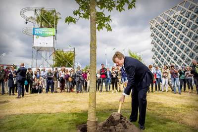 Koning plant in Wageningen boom voor wereldwijd bosje Universitrees