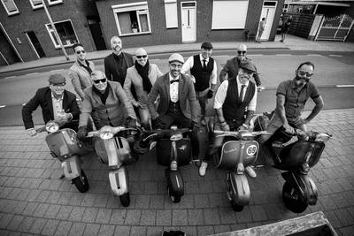 Strak in het pak de motor op voor Distinguished Gentlemans Ride