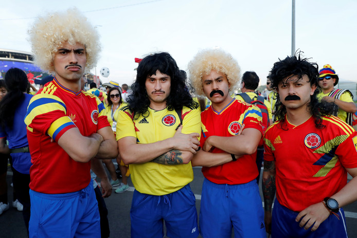 Fans van Colombia in Kazan voor de wedstrijd tegen Polen. Ze brengen met hun pruiken en snorren een ode aan het iconische team uit de jaren 90.