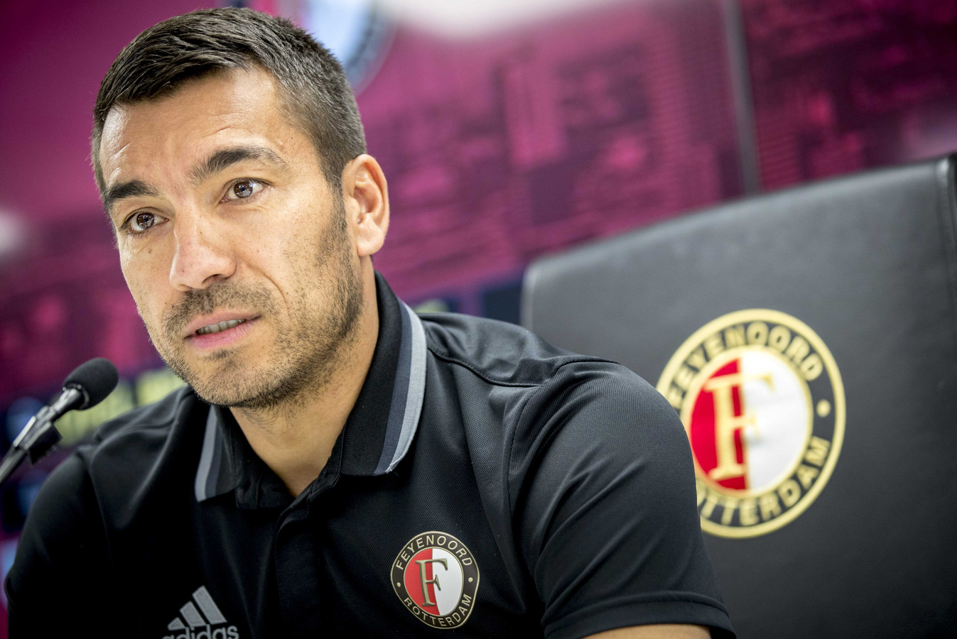 Van Bronckhorst: We krijgen juist energie van de gekte ...