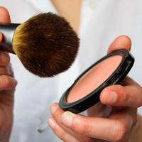 Zó gebruik je blush om je gezicht smaller of ronder te maken