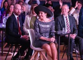 Glans in grijs voor koningin Máxima in Amsterdam