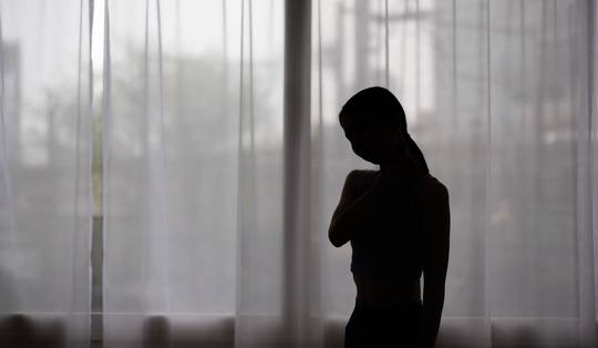 Waarom mannen naaktfoto’s van hun eigen vrouw verspreiden