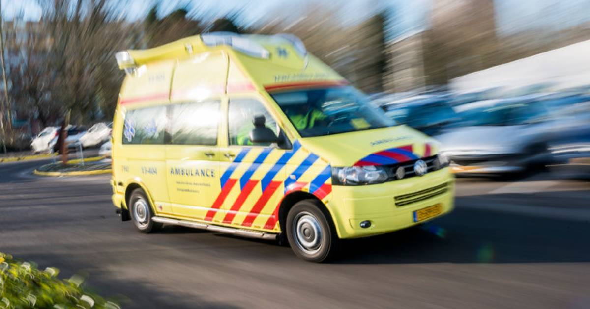 Fietsster (51) zwaargewond door aanrijding met auto in Muiden, ook dochter (10) gewond.