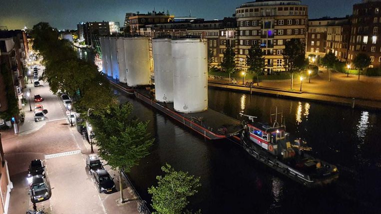 Zwaar transport door de Kostverlorenvaart