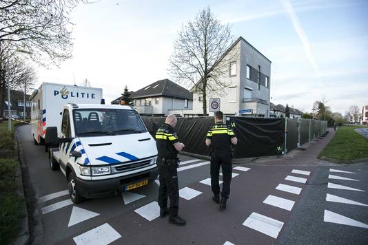 Onderzoek bij de overvallen woning in Arnhem-Zuid.