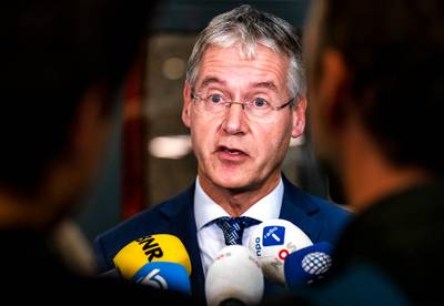 ‘Slob stelt Songfestivalbeslissing uit’