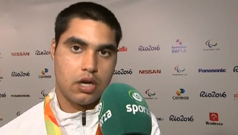 Het ontroerende moment waarop Florian Van Acker gouden medaille opdraagt aan zijn overleden ...