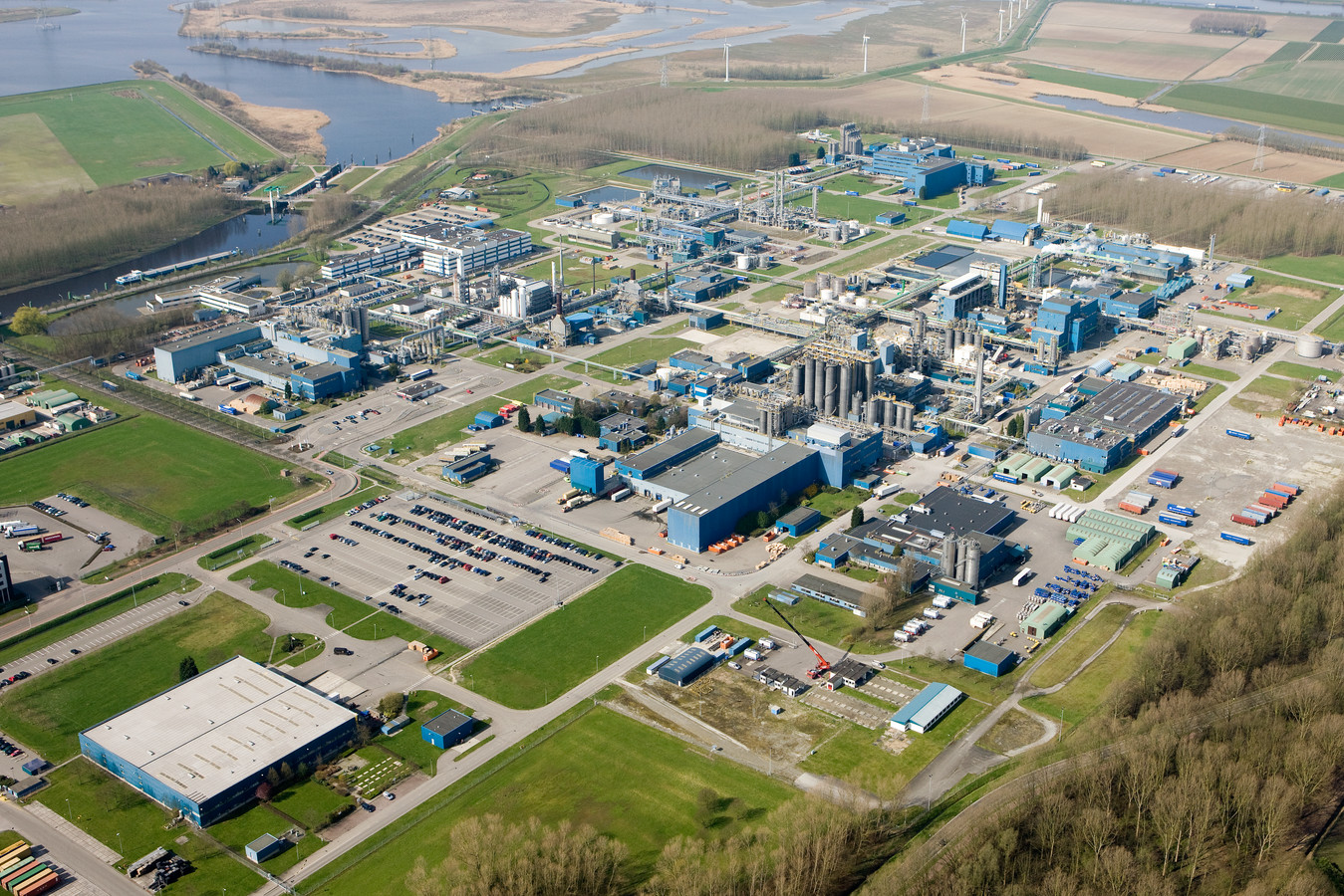 Werknemers van Sabic in Bergen op Zoom voeren actie voor betere cao