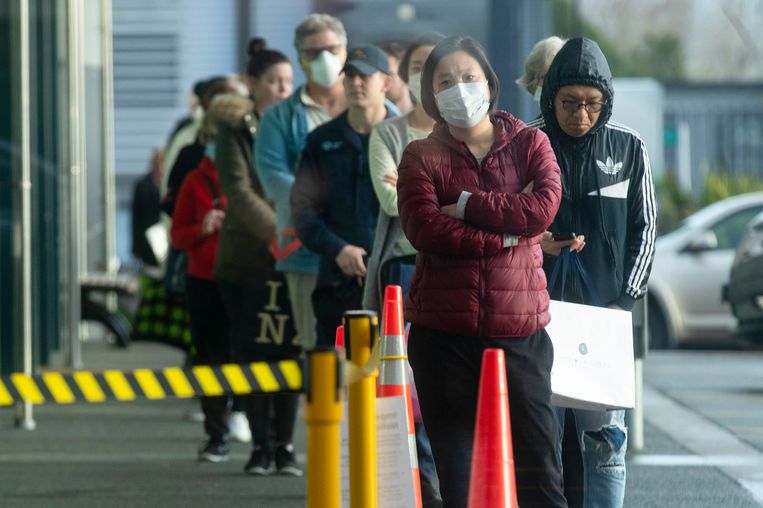 Mensen staan in de rij om naar de supermarkt te gaan in Auckland, Nieuw-Zeeland dat vanaf vandaag in lockdown is gegaan.