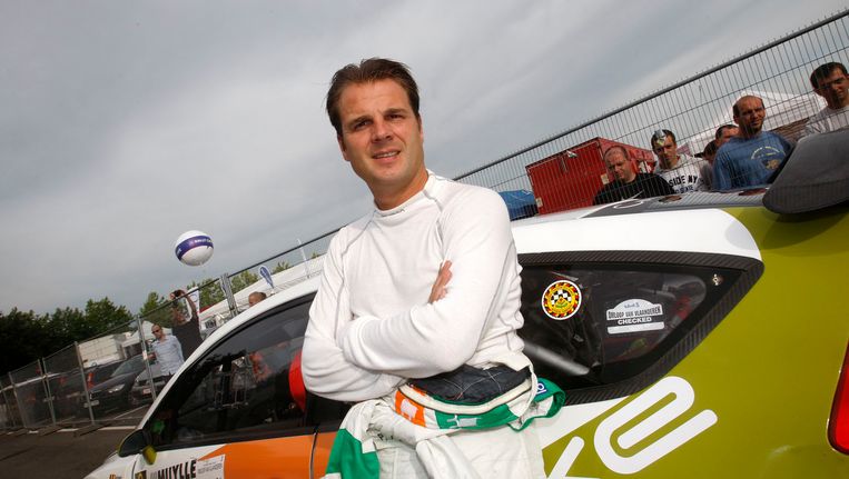 Wagen Pieter Tsjoen vat vuur tijdens shakedown Rally van ...