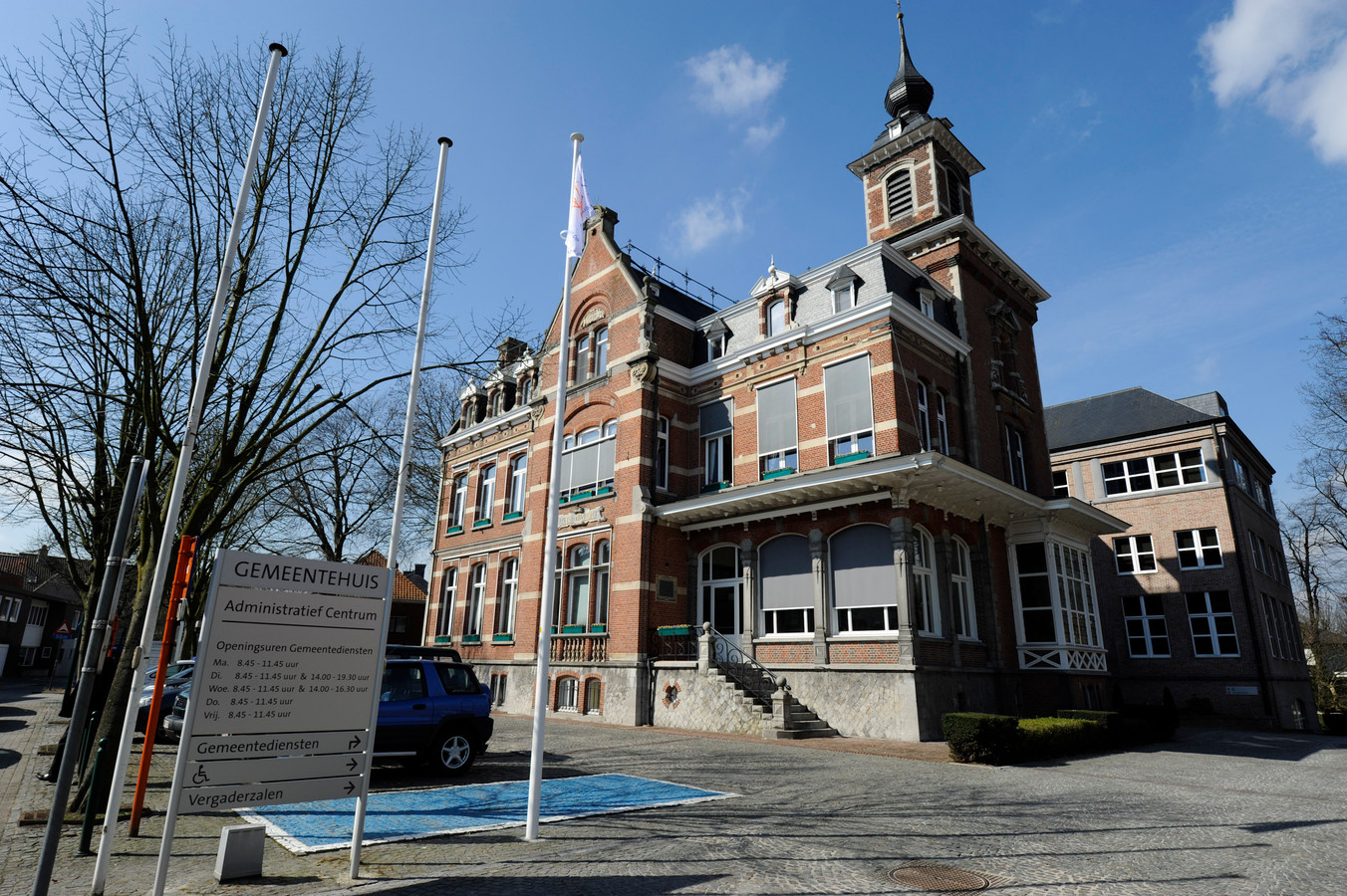 Gemeentehuizen Ertvelde en Sleidinge gaan tijdelijk dicht Foto hln.be
