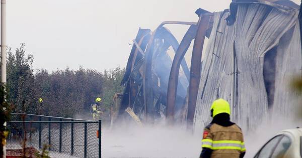 Grote brand Hedel onder controle: loods verwoest, tweede gebouw beschadigd en één persoon gewond - B