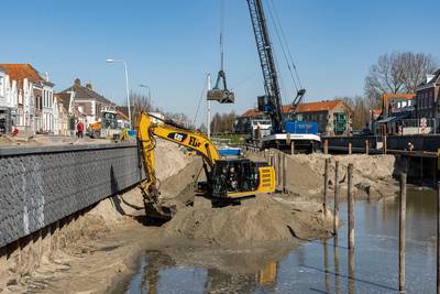 Bootjes kunnen bijna weer terug en voetgangers binnenkort weer over de sluis Brouwershaven