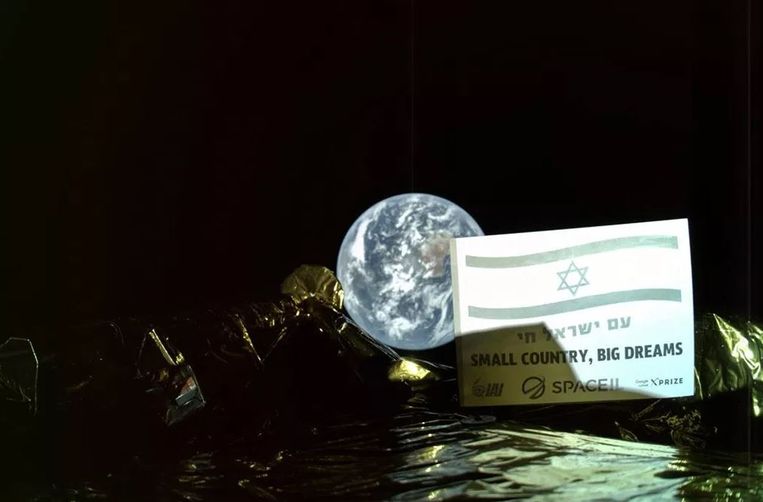 De Israëlische maanlander Beresheet maakte een selfie met de aarde en een Israëlische vlag.