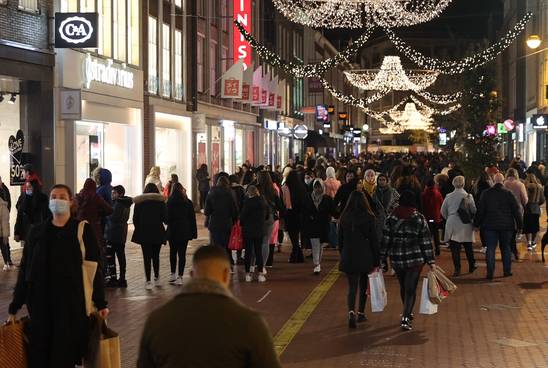 Veel te druk in Eindhovense binnenstad vanwege Black Friday, gemeente roept op om niet meer te komen