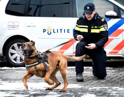 Agent Jeroen nam 'met waterogen’ afscheid van zijn trouwe politiehond Koen