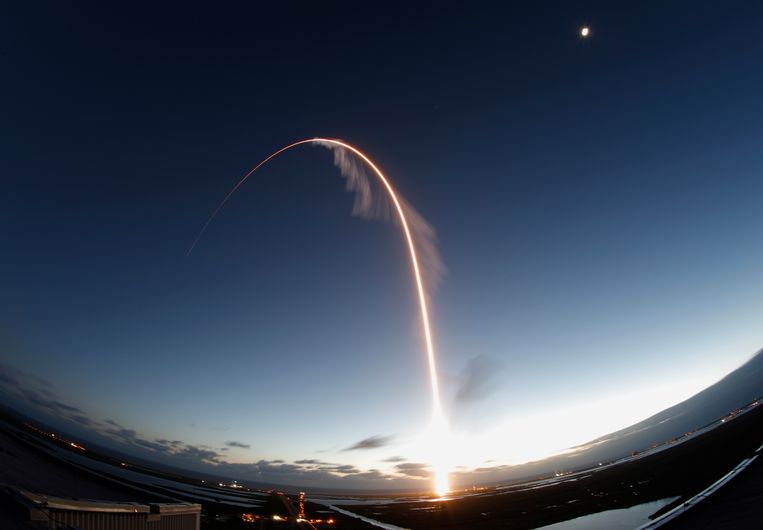 De bedoeling is dat de capsule binnen afzienbare tijd astronauten van en naar het ruimtestation vervoert. 