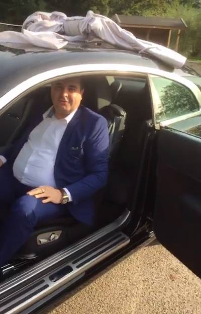 Jarige multimiljonair Azimi krijgt Rolls Royce cadeau